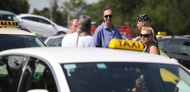 Na pražském Strahově se sešly stovky taxikářů, asociace protest odvolala
