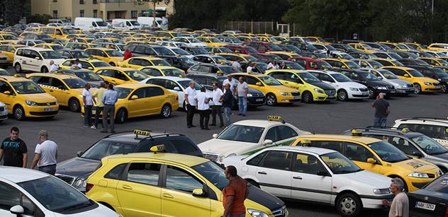 Na Strahově už protestuje několik stovek taxikářů