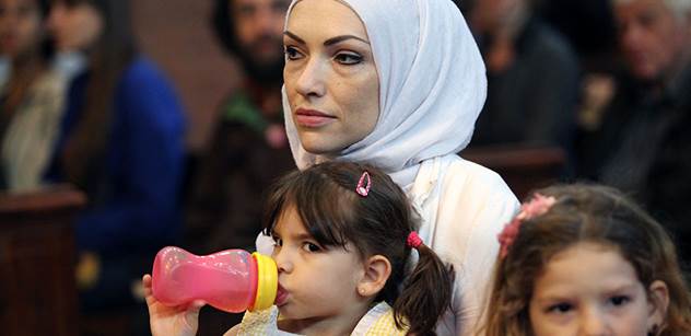 Co kdyby si dítě přivedlo domů muslima či muslimku? Ptali se ve všech zemích EU. Výsledek za Česko ohromí