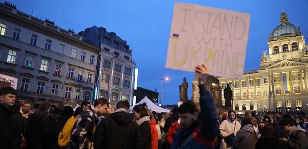 Průzkum pro ČRo: Většina Čechů odsuzuje útok Ruska a chce přijmout uprchlíky