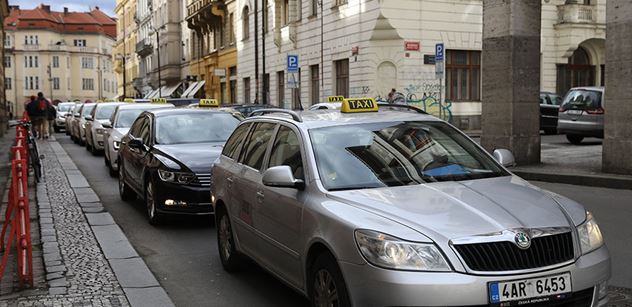 Taxikáři budou v pátek protestovat proti memorandu vlády a Uberu