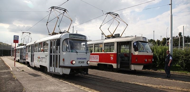 Vyhozená ukrajinská rodina z tramvaje: Lidé chtějí celý záznam. Řidič řekl, co předcházelo
