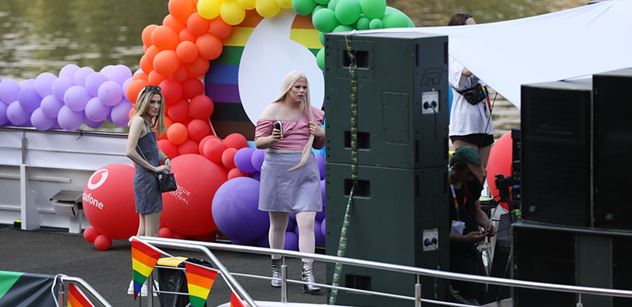 Gayové, lesby, bisexuálové, transsexuálové, migranti a Romové se v Česku trápí, píše Rada Evropy