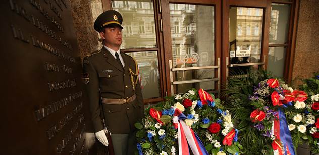 Prezident Zeman a další politici si připomněli výročí konce války 