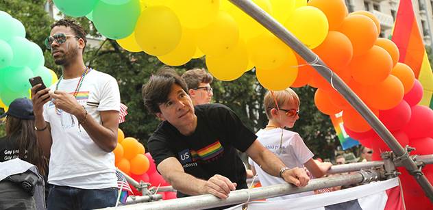 I bez Schapira podpoří ambasáda USA Prague Pride. AIDS, pochod i ceny zdarma. Činit se už začala i ČT...