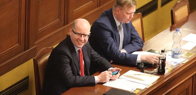 Lidovečtí ministři se měnit nebudou, oznámil Sobotka po bilancování s Bělobrádkem 