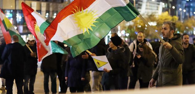Naše děti umírají, fosfor na kůži bolí! V Praze se demonstrovalo na podporu Kurdů, dorazil lidovecký senátor s vlajkou