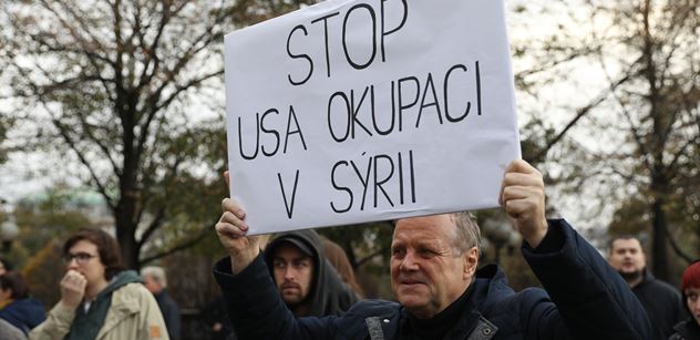 „Stop USA okupaci v Sýrii!“ Na demonstraci proti turecké agresi se objevil nečekaný host, co nemá rád ČT