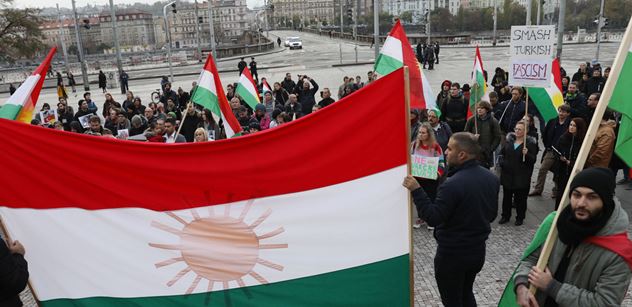 Lidé v Praze znovu protestovali proti turecké invazi v Sýrii