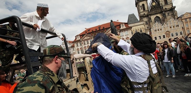 Dokud několik muslimů nezačalo agresivně vykřikovat a tlačit se směrem k účinkujícím, vše probíhalo v poklidu, hájí svou akci v Praze konvičkovci
