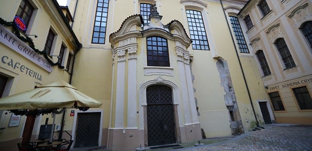 Satan se skrývá za čachry s pražským kostelem. Bývalý diplomat ukazuje prstem na významné politiky