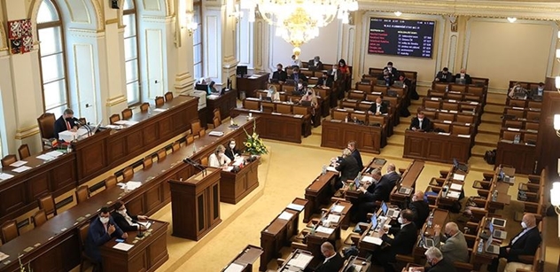 Sněmovna dnes rozhoduje o pojištění cizinců. Na poslance apelují ministři, pojišťovny i Hospodářská komora