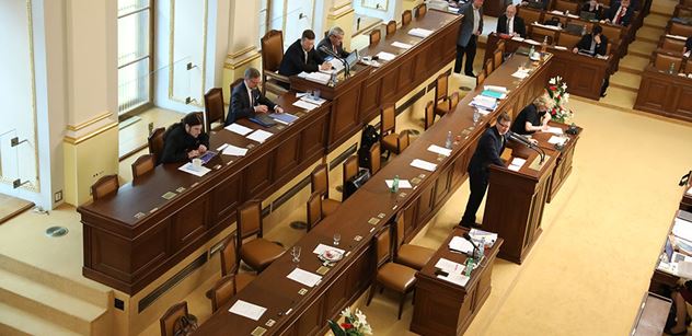 Sněmovna vyzvala Maláčovou: Řekněte nám, kde vezmete peníze na sociální služby