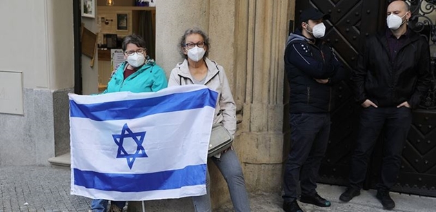 Dusno v Izraeli: Obrovská demonstrace, ale i teror. Izraelské letectvo v akci