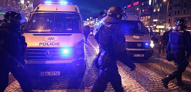 Při včerejších demonstracích v Praze zadržela policie zhruba dvacítku lidí