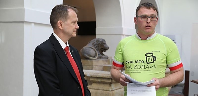 Poslanec Šincl převzal otevřený dopis starostů, kterým se nelíbí nulová tolerance alkoholu u cyklistů. Je nesmysl, aby si v Rakousku dali skleničku a museli tam přespat, říká
