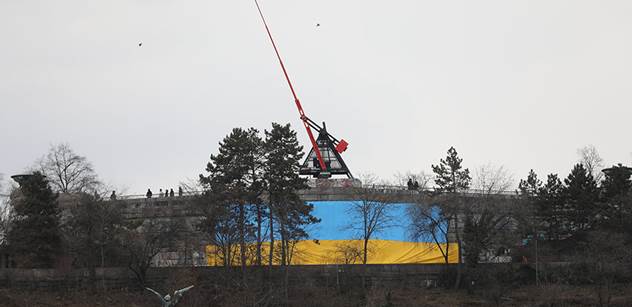 „Ukrajina tu nehraje.“ Českým hokejovým fanouškům sundali modro-žlutou vlajku