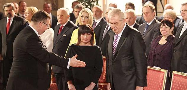 Zeman se dopustil faux pas, když políbil ruku zpěvačky, tvrdí odborníci na etiketu