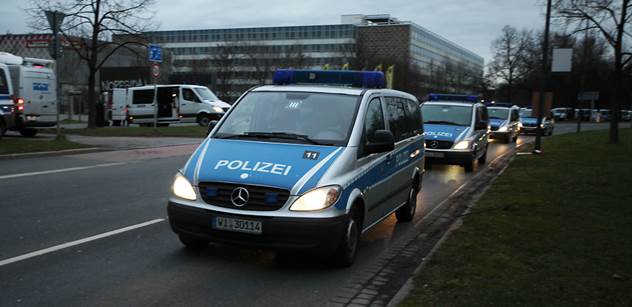 V Německu najelo auto do lidí na zastávce. Pachatel s bosenskými kořeny se podle policie „pokoušel o sebevraždu“