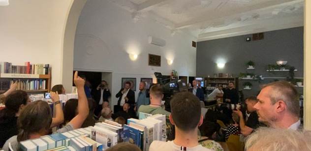 VIDEO  Tak Fialovi zkazili uvedení knihy o tom, jak dobře vládne