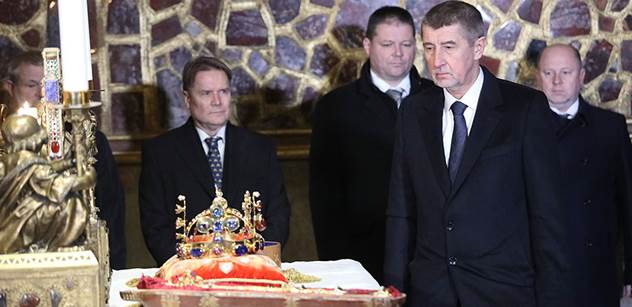 Premiér Babiš spolu s dalšími klíčníky otevřel Korunní komoru, kde jsou uloženy korunovační klenoty