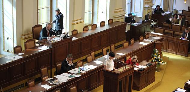 Sněmovna odložila rozhodnutí o zveřejňování smluv pojišťoven