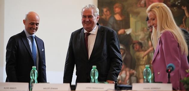 Miloš Zeman představoval knihu. Stihl při tom ohlásit státní vyznamenání i pohrozit dvěma náměstkům