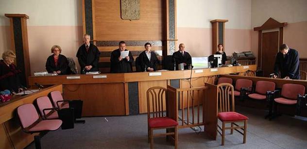 Manévr se zdravotním posudkem neuspěl, soudce Havlín půjde před soud