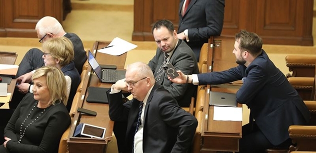 Vztek kvůli Ukrajincům: Sněmovnou to nekončí. Česko se otřáslo