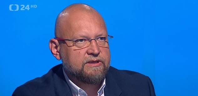 Němcová s Pekarovou se rozplývají nad Bartoškem. „Blázen,“ namítá Petrov