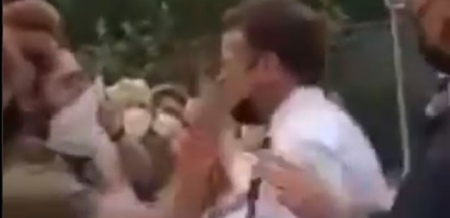 VIDEO Macron si zašel mezi veřejnost. A schytal facku do obličeje