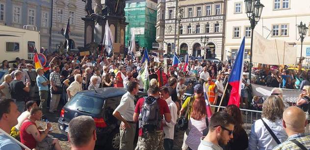 Zuřivé projevy proti Merkelové "muslimce" na pražském náměstí. Konvička prozradil, že chystá další akci