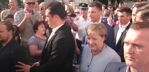 VIDEO „Táhni pryč, Angelo.“ A ruské vlajky. Teď už musela zasahovat ochranka Merkelové