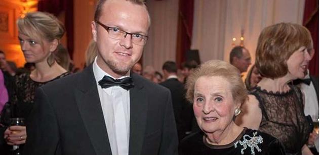 Madeleine Albrightová je šarmantní a úžasná dáma, napsal hejtman z USA. Hašek jel za inspirací do Ruska