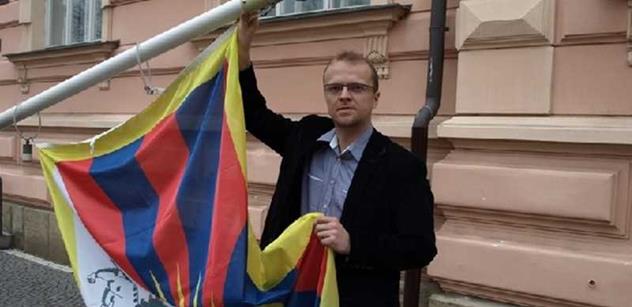 Nad krajským úřadem zavlaje tibetská vlajka