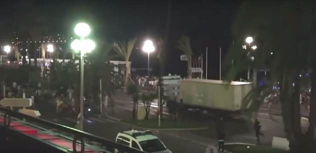 VIDEO Z luxusní promenády se stalo hromadné pohřebiště. Terorista zabíjel ve francouzském Nice