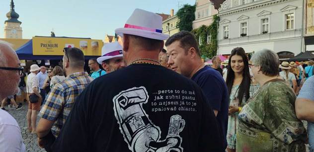 Okamura s Foldynou na slavnostech chmele. „Topoř“ Pospíšil a Černochová v maskáčích