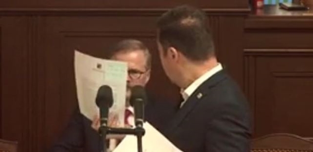 „Vy si snad ze mě děláte legraci!“ Okamura u mikrofonu. Pak se otočil na Fialu a bylo zle