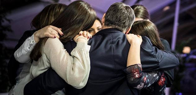 Viktora Orbána zvolil hlavně venkov. FOTO objetí vítěze s rodinou. Marine Le Penová: Voliči odmítli rozvrat