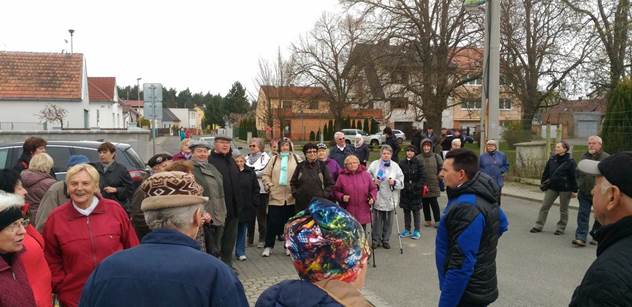 Plzeň 3: Na vycházku na Nové Hospodě si navzdory chladnému počasí našlo cestu šedesát zájemců