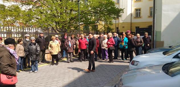 Plzeň 3: Více než sedmdesát zájemců vyrazilo v centru města na vycházku se starostou