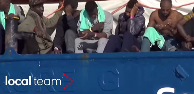 „Odkud jsi? Kolik Ti je?” Lži migrantů neprojdou. Itálie přitvrdí