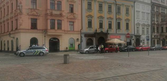 Přehlídka policejní techniky v Plzni. „Někomu fakt je*lo“. Na prázdném náměstí si ji fotili turisté