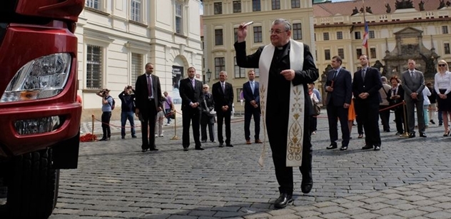 Kardinál Dominik Duka před Pražským hradem slavnostně požehnal automobilu Tatra Phoenix Präsident