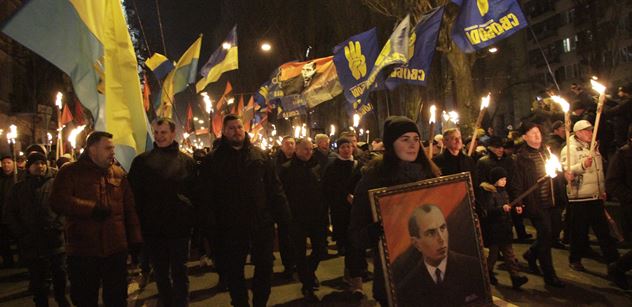 Celá ukrajinská kauza je jeden velký žvást. Vyhovuje to Putinovi i Bidenovi, rozebírá historik