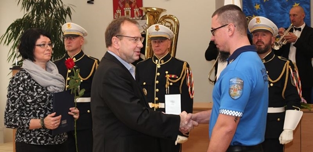 Praha 5: Radnice udělovala vyznamenání příslušníkům policií, hasičům a záchranářům 