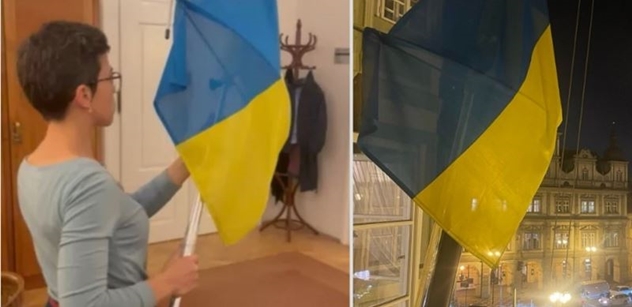 „On ji snad zapálí.“ Okamura sundal vlajku Ukrajiny. Přišla odveta ODS a Pirátů
