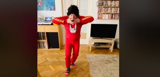 Ten se doma nudil? Slavný umělec má srandu z Prymuly. Začal hopsat, mlít a nahrávat se na VIDEO