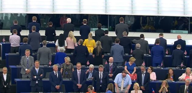 Jako nacisté! Peszynského neziskovka se vztekala, někteří europoslanci odmítli projevit úctu „hymně EU“. Máme VIDEO