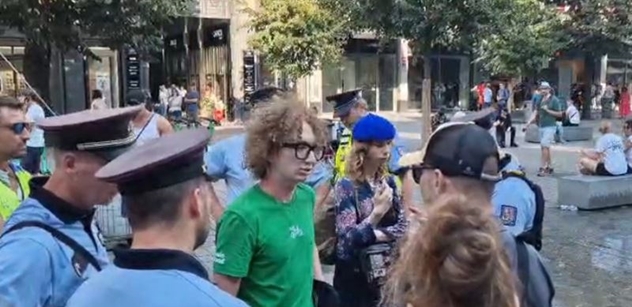 „Běžte domů s těmahle pí*ovinami.“ Narušená akce SPD. Aktivista v šatech. A zásah policie